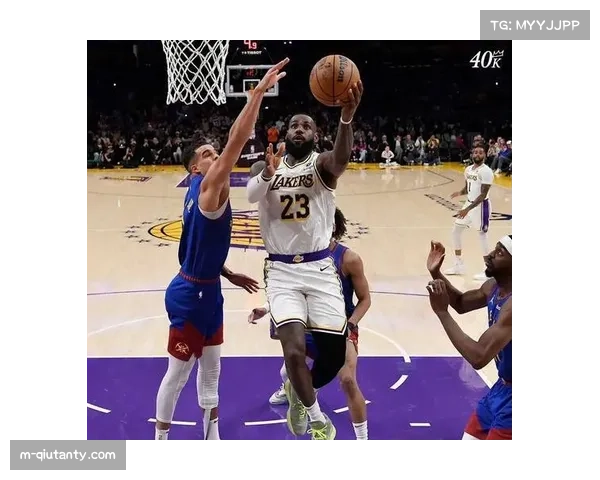 战术镜头:湖人首次祭出“三后卫”前置防守,短暂打乱掘金进攻节奏 战术镜头:湖人首次祭出“三后卫”前置防守,短暂打乱掘金进攻节奏